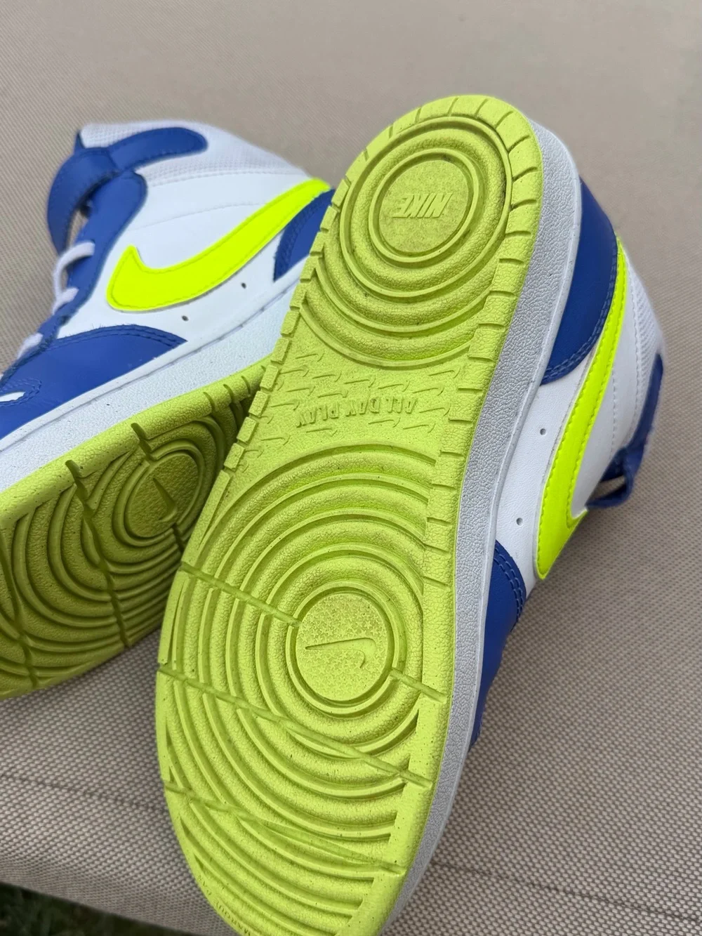 Nike Court Borough Mid 2 SIZE 3Y